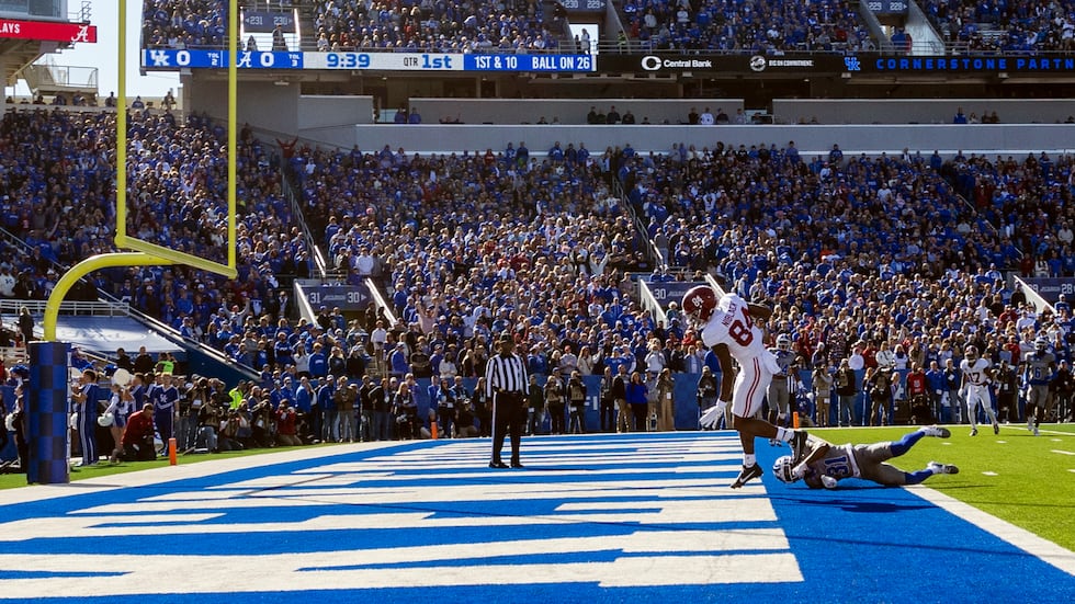 Alabama tight end Amari Niblack (84) scores a touchdown over Kentucky defensive back Maxwell...